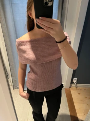 Offshoulder stickad tröja - Superfin ljusrosa stickad tröja från BikBok i mohairblandning. 