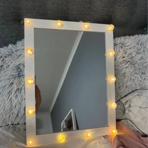 Sminkspegel med LED-belysning -  sminkspegel med LED-lampor runt ramen för optimal belysning. Kan drivas med batterier eller medföljande strömadapter. Spegeln är i gott skick, dock är två av lamporna borta men funkar ändå som den ska . Perfekt för sminkning eller styling.