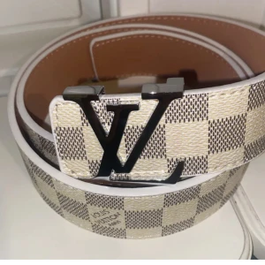 LVbälte - Vitt bälte med silver märke på säljs för endast 250kr