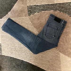 HUGO BOSS JEANS - Hugo boss jeans med sjukt nice fick-design. W32 L32