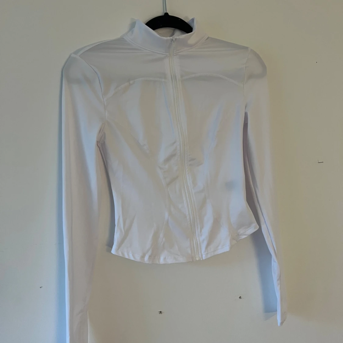 Vit croppad träningsjacka med dragkedja