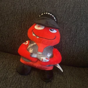 Svart keps med Laserdome-tryck - Svart keps med böjd skärm och broderad texten 'LASERDOME' framtill. Klassisk modell i mjukt tyg, passar perfekt för dig som gillar streetstyle eller vill ha en cool accessoar. Enkel och stilren design som funkar till det mesta. 23cm lång.