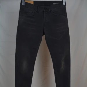 Dondup George - Stilrena svarta Dondup jeans i modellen George med. Jeansen är i storlek 33 och är i väldigt gott skick, dvs har inga tecken på användning.          Innerbensmått: 68cm          Midjemått: 38,5cm                   Vid frågor eller funderingar är det bara att höra av sig, och kom ihåg, alltid 14 dagars ångerrätt hos oss på Revalo!