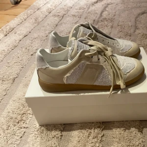Maison Margiela sneakers i beige och vitt - Mausoleum margeila skor. Helt nytt skick och aldrig använda 