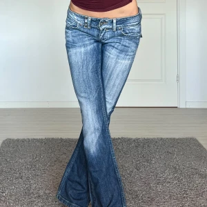 Jeans - Midjemått: 39cm rakt över, innerbenslängd: 77cm 💗