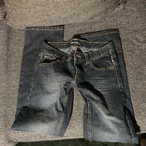 Mörkblå jeans - Snygga mörkblå lågmidjade jeans från LD Industries med klassisk femficksdesign och kontrastsömmar. Baktill finns coola broderade detaljer på fickorna. Jeansen har rak passform och är tillverkade i slitstarkt denimtyg med lätt tvättad look. Storlek 146 men jeans storlek W24L32 typ