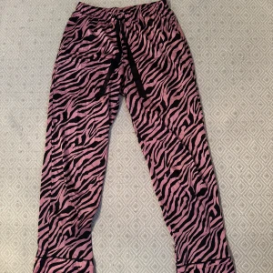Pyjamas byxor  - Siden pyjamas byxor från Victoria secret. Använda men i gott skick. passar inte mig längre tyvärr.