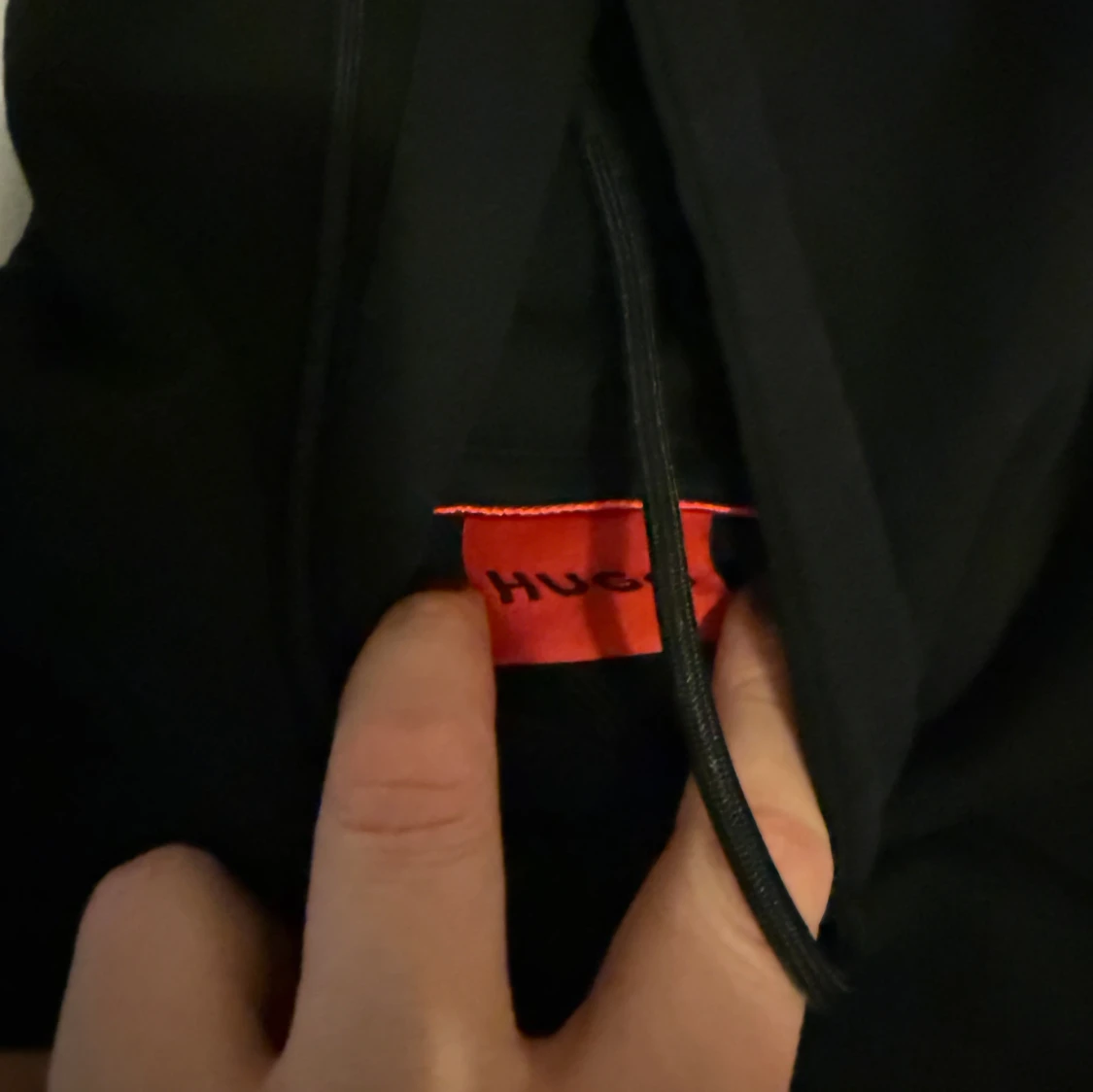 Svart hoodie med zebratryck från Hugo - 1