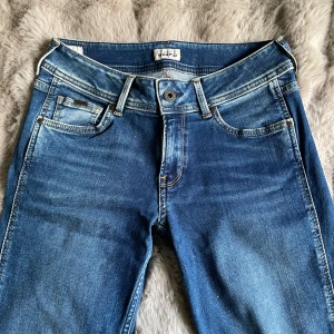 Pepe jeans - Lågmidjade bootcut jeans från Pepe jeans London. Storlek 26/32