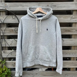Ralph Lauren Grå Hoodie  - Snygg Hoodie från Ralph Lauren. Storlek M, passar S. Väldigt härlig tröja i fint skick. Minimal reva på sista bilden, dock inte något man tänker på. Hör gärna av er vid funderingar🙌🏻