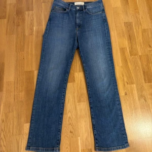 Blå raka jeans från Jeanerica - Snygga blå jeans från Jeanerica i modellen EW004 Mid Vintage. Jeansen har rak passform, klassisk femficksdesign och är tillverkade av ekologisk bomull med lite stretch för extra komfort. Storlek 27/32 och lite stora i storlek så passar också 28. Nypris: 1800kr