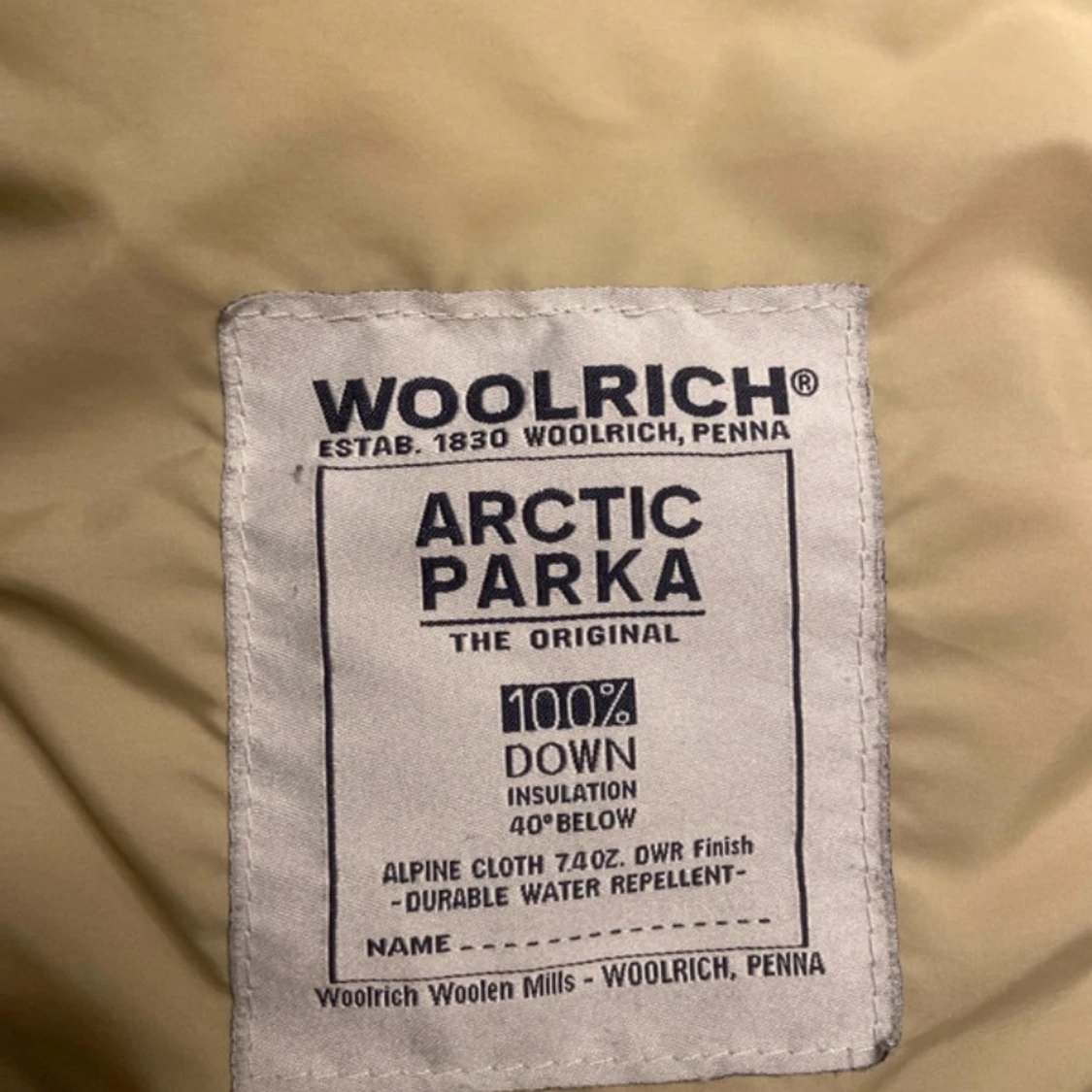 Beige dunjacka med päls från Woolrich strl M - 4