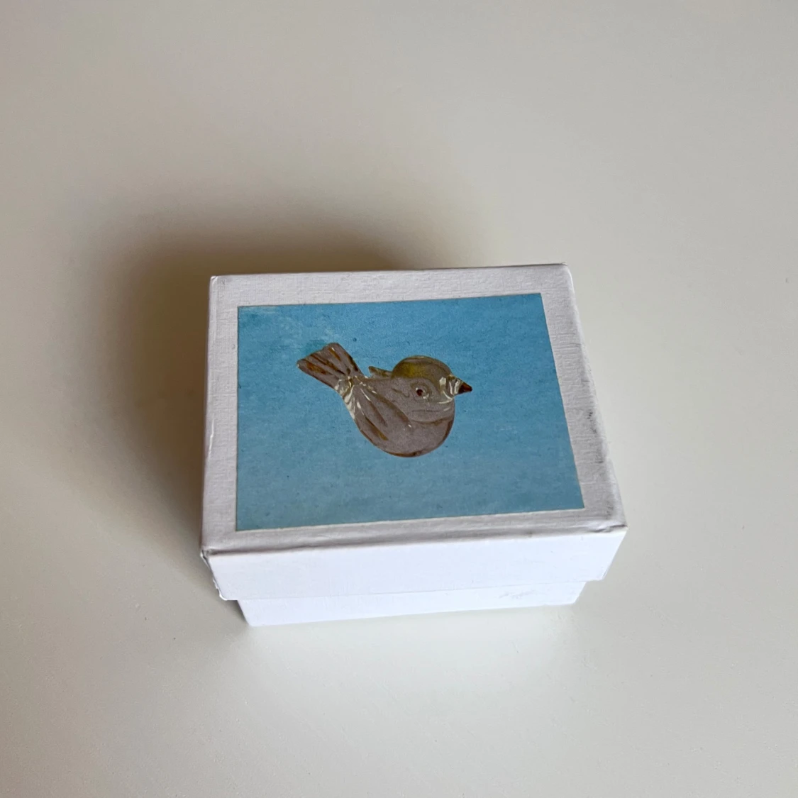 Glasfågel med gulddetaljer - 3