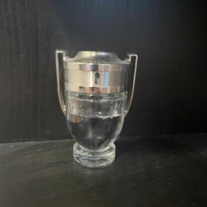 Paco rabanne Invictus parfym - Säljer en nästan oanvänd invictus parfym, luktar gott och klassisk good parfym lukt.