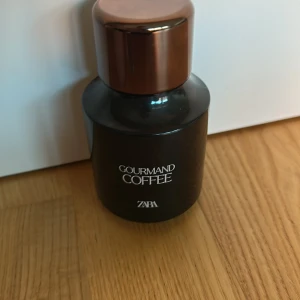 ZARA Gourmand Coffee Parfym - Modern parfym från ZARA med stilren design och namnet Gourmand Coffee. Perfekt för dig som vill sticka ut med något unikt och trendigt.