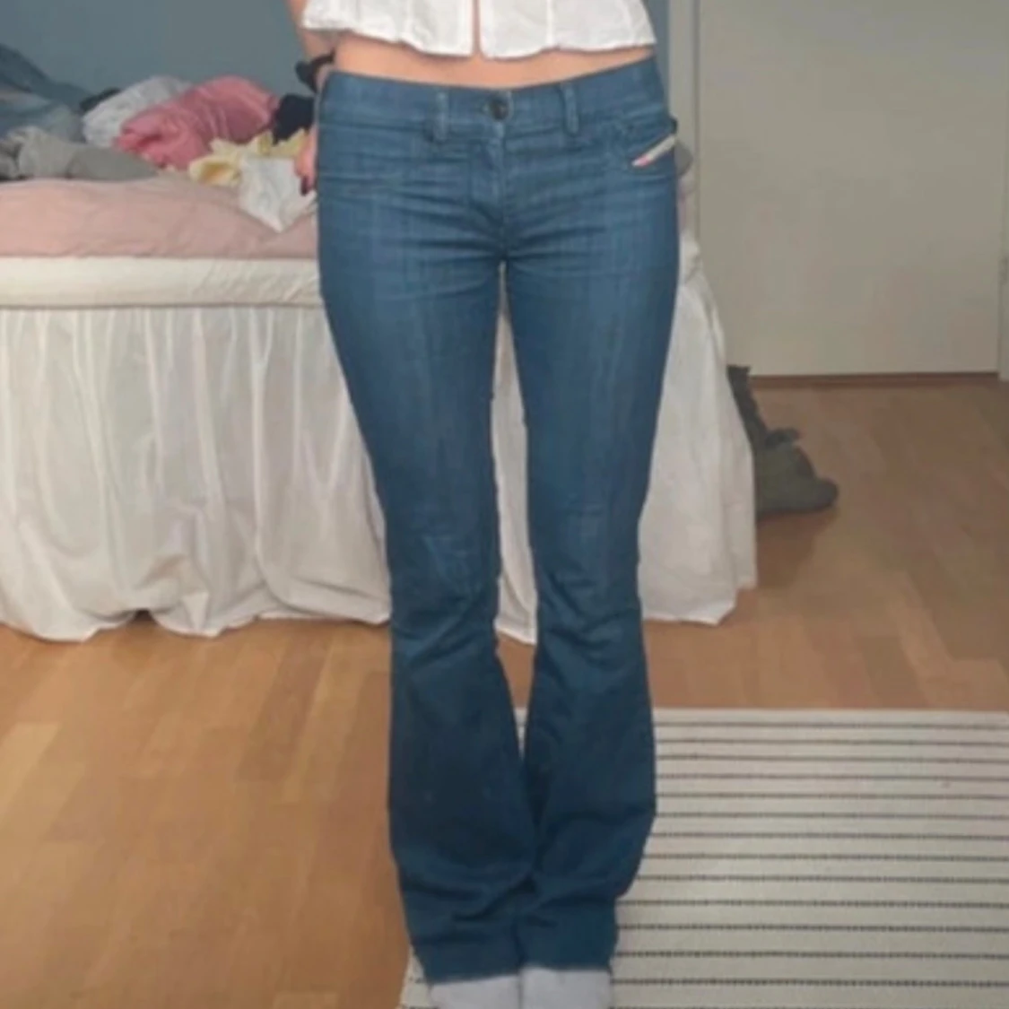 Blå bootcut jeans med låg midja