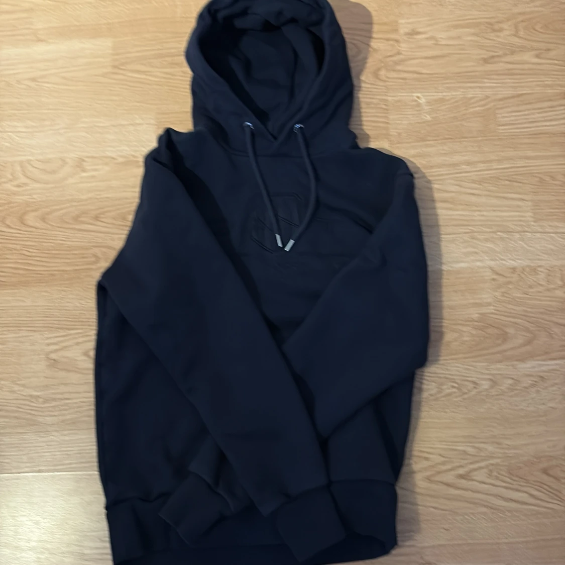 Mörk blå hoodie från GANT med broderi - 1