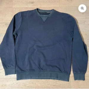 Jacob Cohën Paket - 4x Jacob Cohën Sweatshirts. | För resellers eller personligt bruk. | Alla är i bra-mycketbra skick | Hålen på bild 3 är en del av designen. | 3/4 size M . 1/4 size S med passar M | Kan säljas för ~ 550-700kr+ styck beroende på marknads värdet på plattform. | Säljer de i ett paket eftersom jag inte har plats för de längre. | Pris kan absolut diskuteras! | Skriv gärna om ni har frågor! | //By, Olsén, Closet.