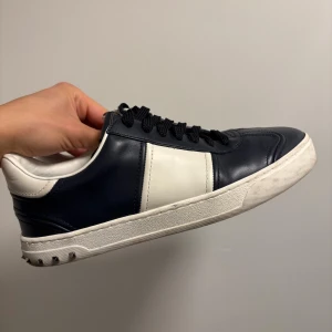 Valentino flycrews mörkblåa läder - Snygga Valentino Flycrews! I topp skick! (Alla nitar kvar) ✅