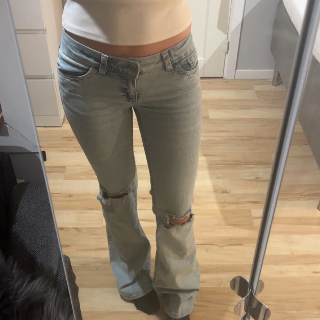 Ljusblå bootcut jeans med slitningar