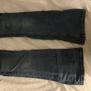 Bootcut jeans från Gina tricot Jeans, blå - Snygga blå bootcut jeans från Gina tricot i st 32, dom är använda men är i bra skick, bootcut modell och lågmidjade. Säljer eftersom dom inte passar mig, har fler bilder någon vill ha de! Priset kan diskuteras💛💛