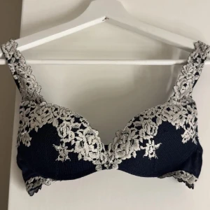 Mörkblå Intimissimi bh - Säljer min mörkblåa Intimissimi bh💖