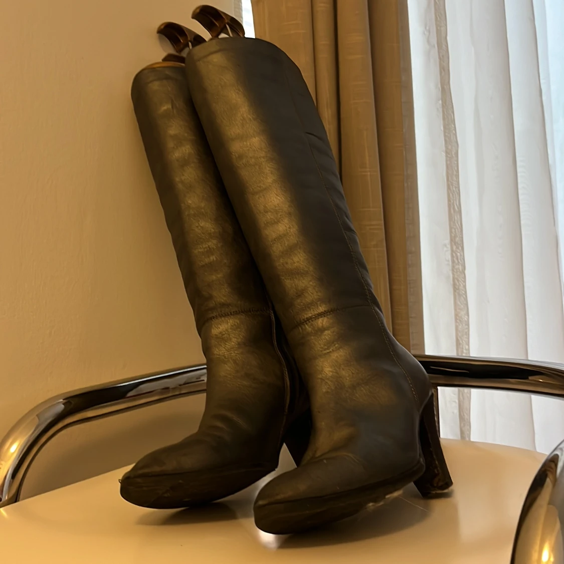 Silvriga höga stövlar med klack - 1