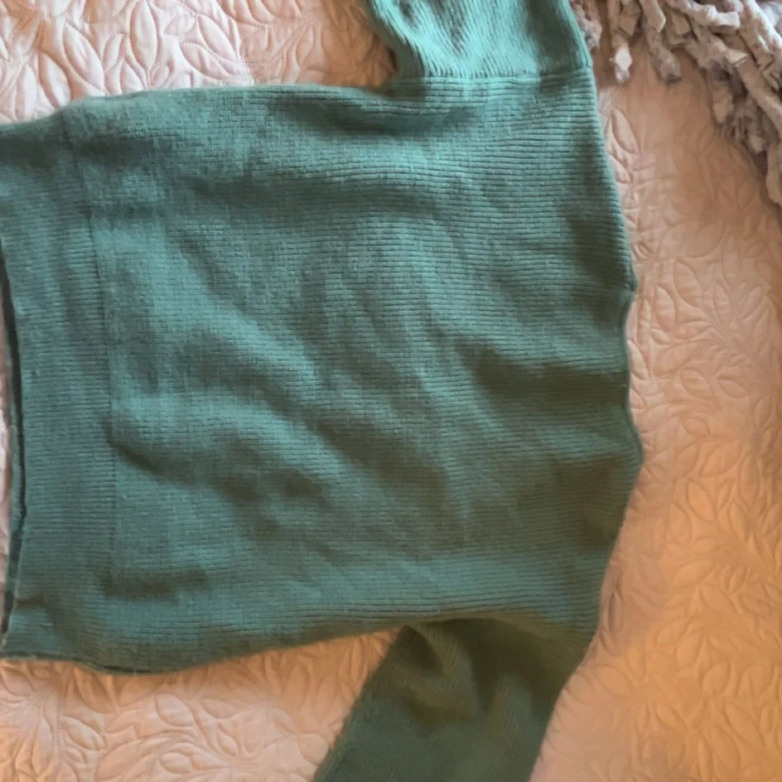 Grön stickad v-ringad tröja - 2