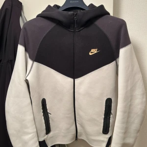 Nike Tech  - Hej! Hjälper min storebror sälja sin Nike Tech han köpte förra året. Tröjan är väl använd och använd ett fåtal gånger, tröjan har inga skador och är i fint skick. Ända ”skadan” på tröjan skulle vara lite smuts vid armarna som man ser på sista 2 bilderna men går nog bort i en enkel tvätt. Skriv om har någon fråga o vid intresse. Mvh!