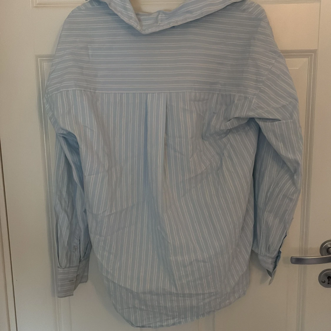 Ljusblå randig skjorta från Bik Bok - 1