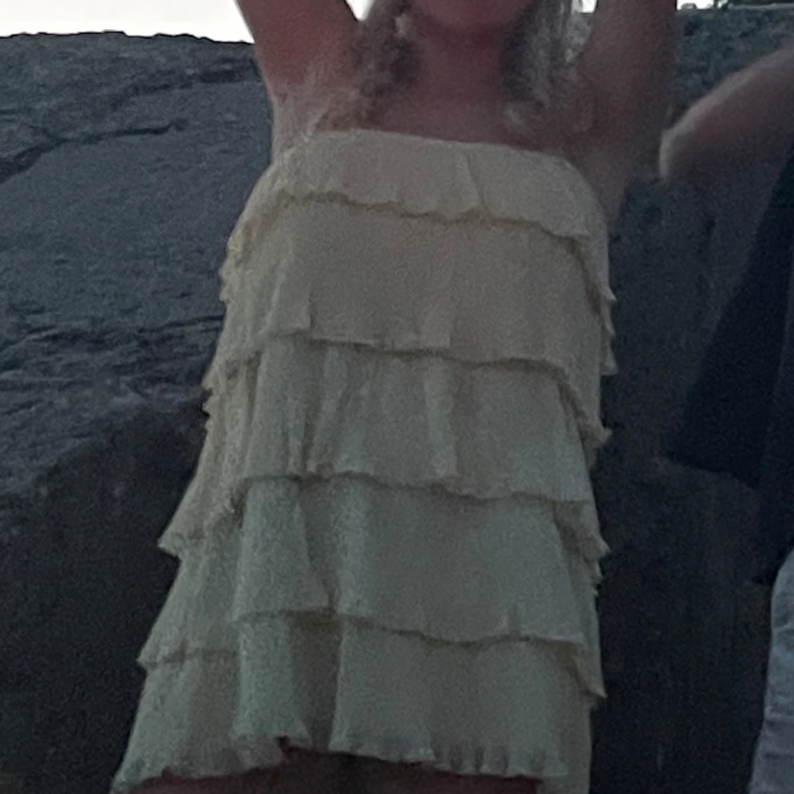 Ljus volangklänning med axelbandslös design - 2