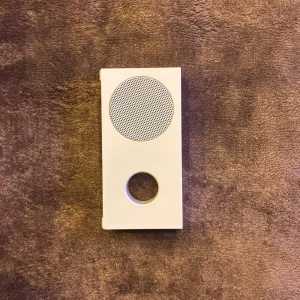 Sony SRS-X1 Bluetooth Speaker - Kompakt Sony SRS-X1 Bluetooth-högtalare med tydlig ljudkvalitet. Flera anslutningsmöjligheter, inklusive micro-USB och AUX. Viss kosmetisk slitage och repor syns på ytan, men fungerar utmärkt. Perfekt för portabel musikuppspelning hemma eller på resan.