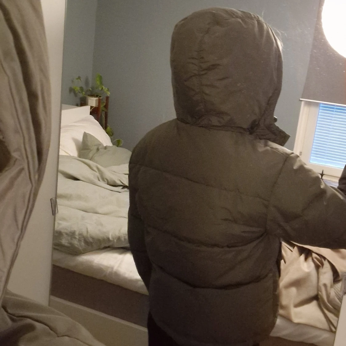 Mörkgrön pufferjacka med huva - 2