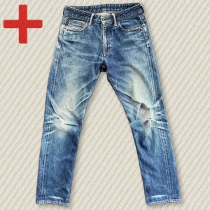 Vintage Japanska Selvedge Jeans (Japan Blue) - Ett par Vintage Japanska Selvedge jeans från märket Japan Blue! Riktig snygg och sällsynt patina. Passar ungefär som 28/28 (Se mått nedan!) Slitningar vid båda knäna men är annars i bra skick!  Mått: Midja – 37,5 cm, Innersöm – 70 cm, Yttersöm – 93,5 cm, Lår – 26,5 cm, Benöppning – 16 cm.