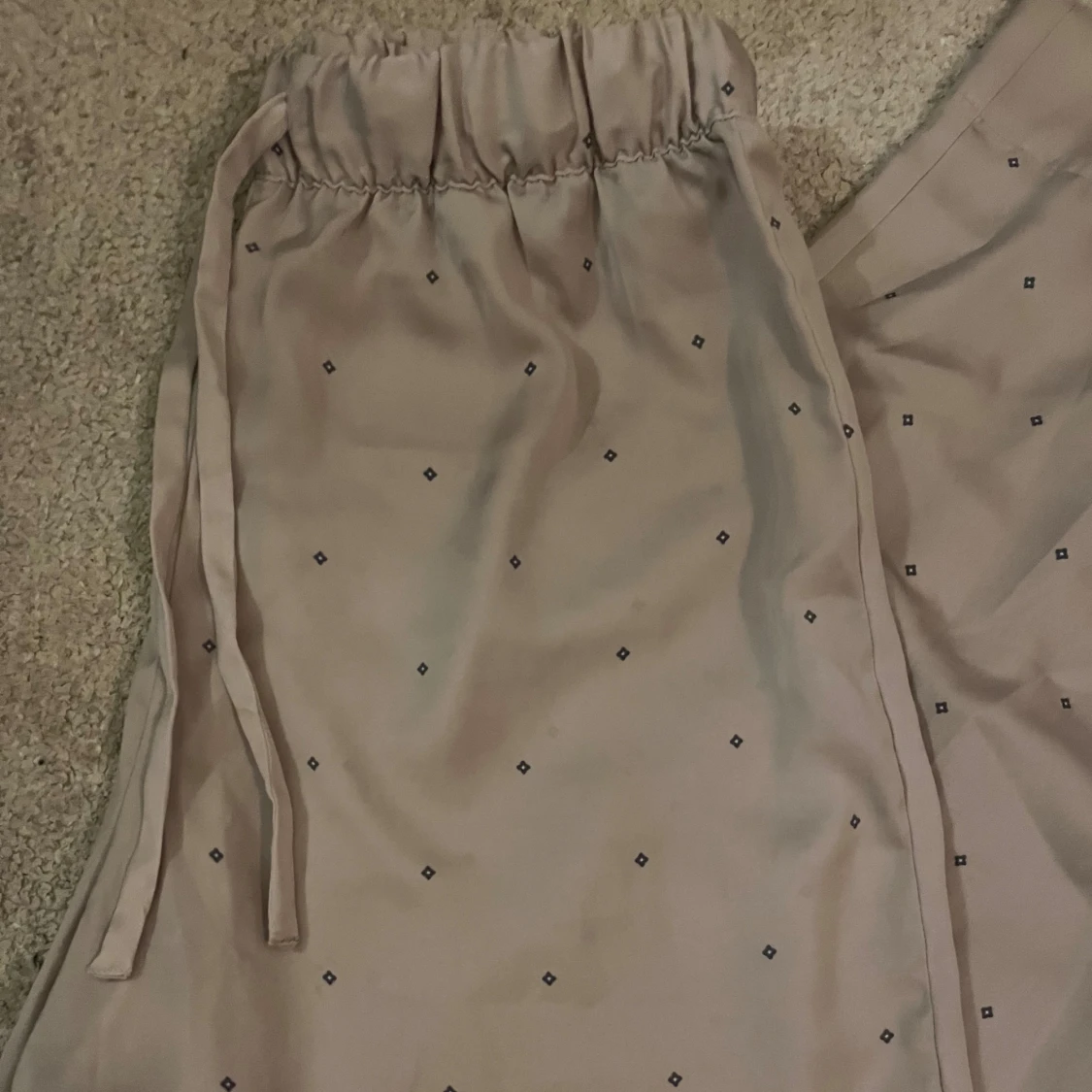 Beige pyamasbyxor med prickigt mönster - 1