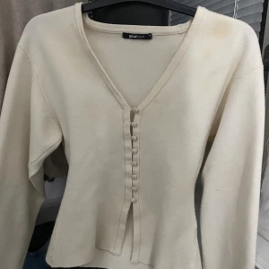 Beige kofta med knappar från Gina Tricot - Snygg beige kofta från Gina Tricot i storlek XS. Koftan har v-ringning, långa ärmar 