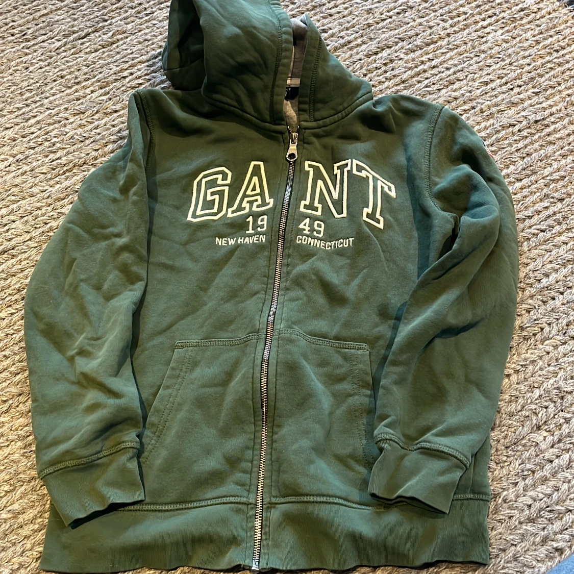 Grön ungdoms hoodie från GANT med dragkedja