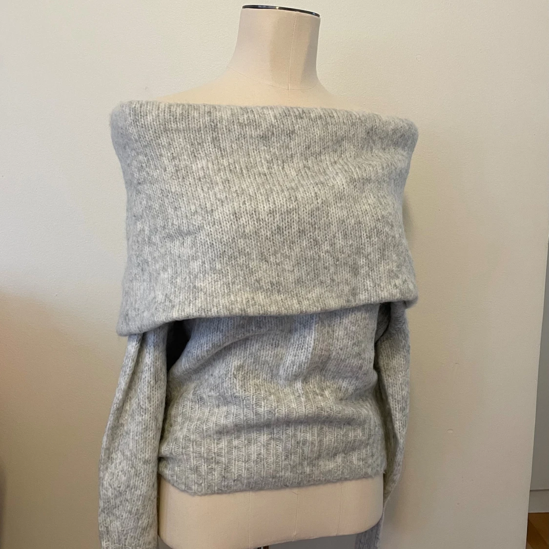 Ljusgrå offshoulder stickad tröja