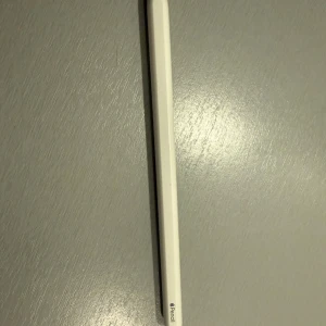Apple Pencil (2nd Generation) - Apple Pencil 2nd Gen i fint skick, passar till iPad Pro och iPad Air. Pennan är vit och har magnetisk laddning. Inga synliga repor eller skador, fungerar utmärkt för kreativt arbete och anteckningar.