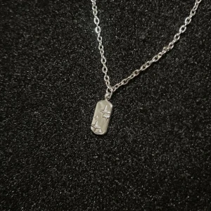 Minimalist Silver Star - Kedja, 1.5 mm bred 50 cm lång. Hängsmycke 1x0.6 cm. Rostfritt