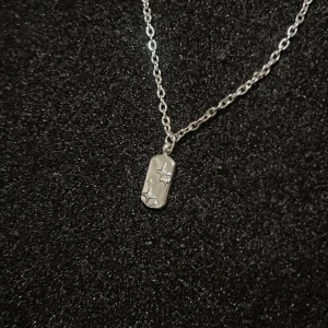 Minimalist Silver Star - Kedja, 1.5 mm bred 50 cm lång. Hängsmycke 1x0.6 cm. Rostfritt