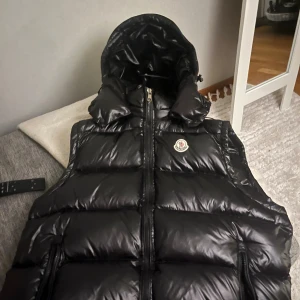 Moncler väst  - Säljer min svarta moncler väst i storlek 4 då jag tyvärr har växt ur den älskar detta plagg men kan inte ha längre passar bra om du är mellan 175-184 i längd jätte bra skick. 