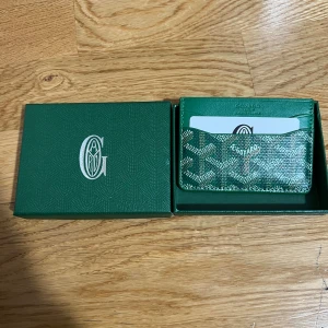 ‏Korthållare - Korthållare