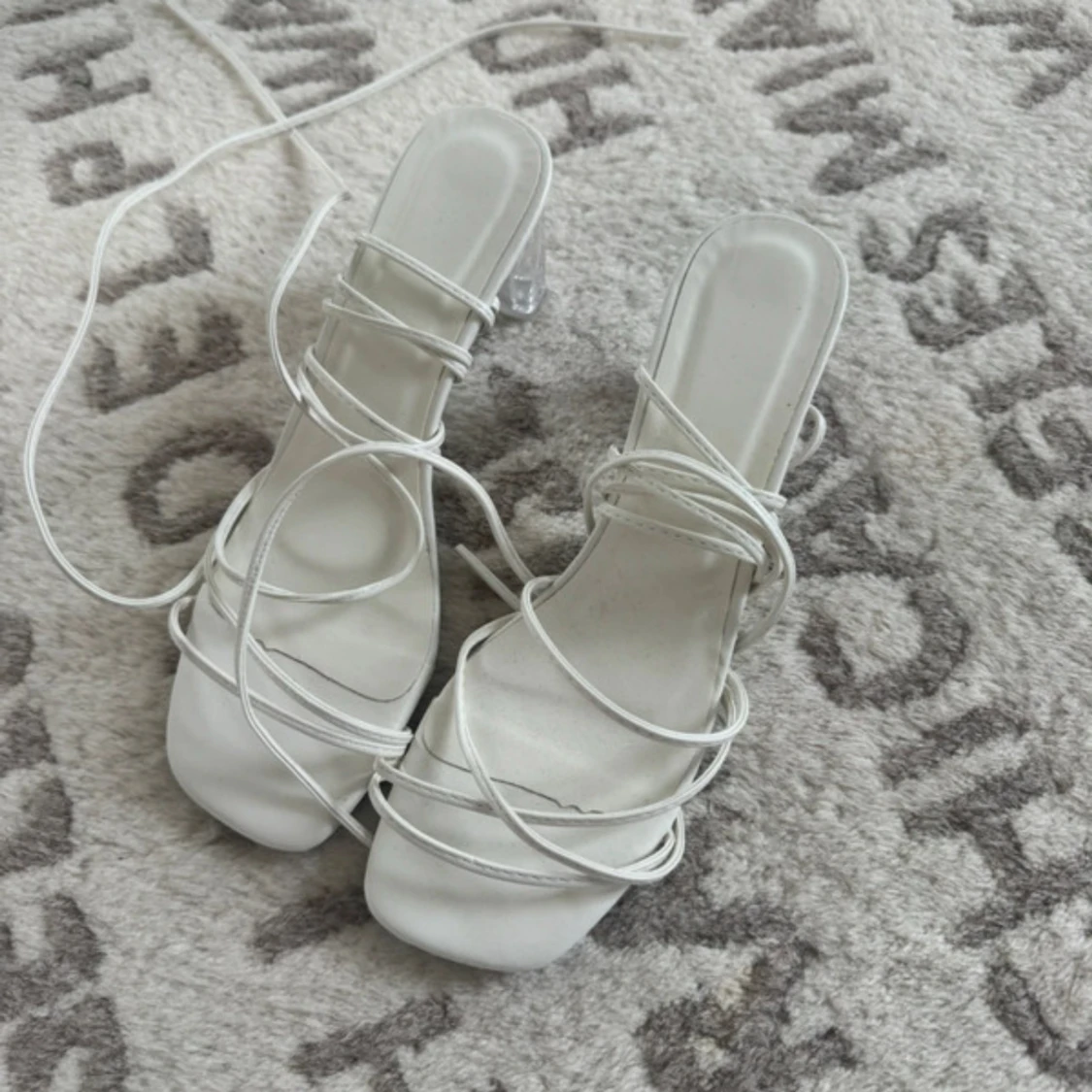 Vita sandaler med transparent klack