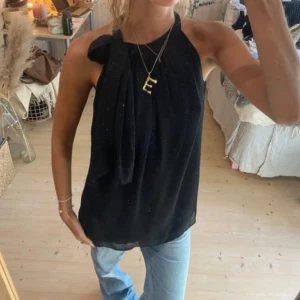 Glittrig knut blus med rosett - SÅÅ snygg