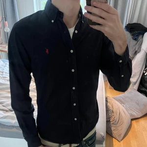 Ralph Lauren Skjorta - Snygg mörkblå Ralph Lauren Skjorta | Storlek S | Mycket bra skick✅|
