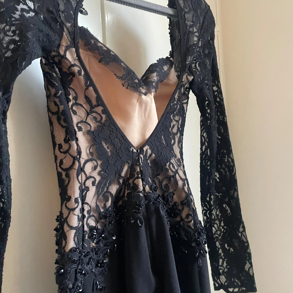 Elegant spetsklänning med pärlor  - 2