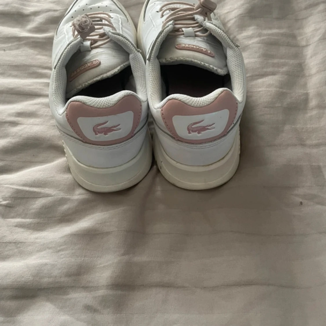 Vita sneakers från Lacoste med rosa detaljer - 3