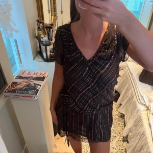 Klänning med detaljer  - Såå snygg