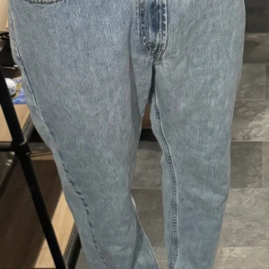Levi's 505 ljusblå jeans W36 L30 - Ljusblå Levi's 505 jeans med regular fit och klassisk femficksdesign. Jeansen har rak passform, normal midja och är tillverkade i 100% bomull. Perfekt för dig som gillar en tidlös och avslappnad stil. Snygga och ikonisk Levi's patch baktill.